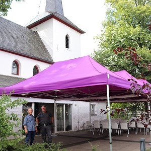 Zelte vor der Kirche